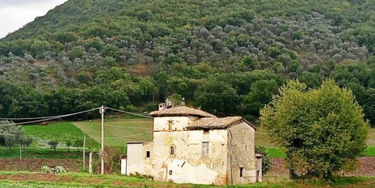 Rieti-Località Valle Oracola:Casale con terreno e rimesse agricole(Rif. 2620)